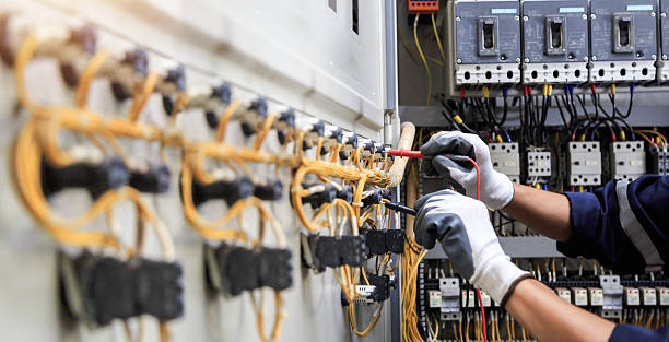Professional Electrician technician working in East Chicago, IN